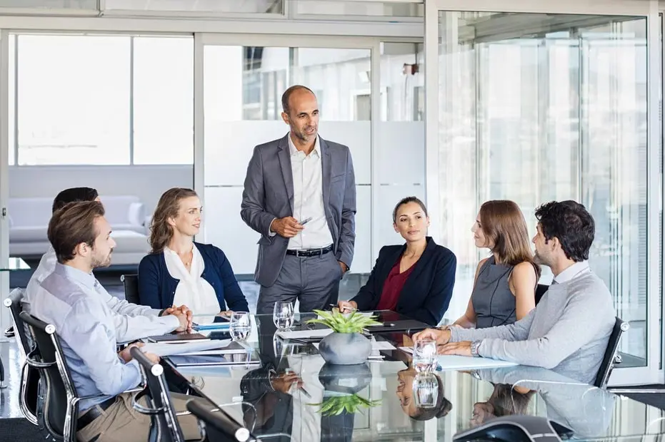 فريق عمل يناقش أفكار واستراتيجيات الأعمال